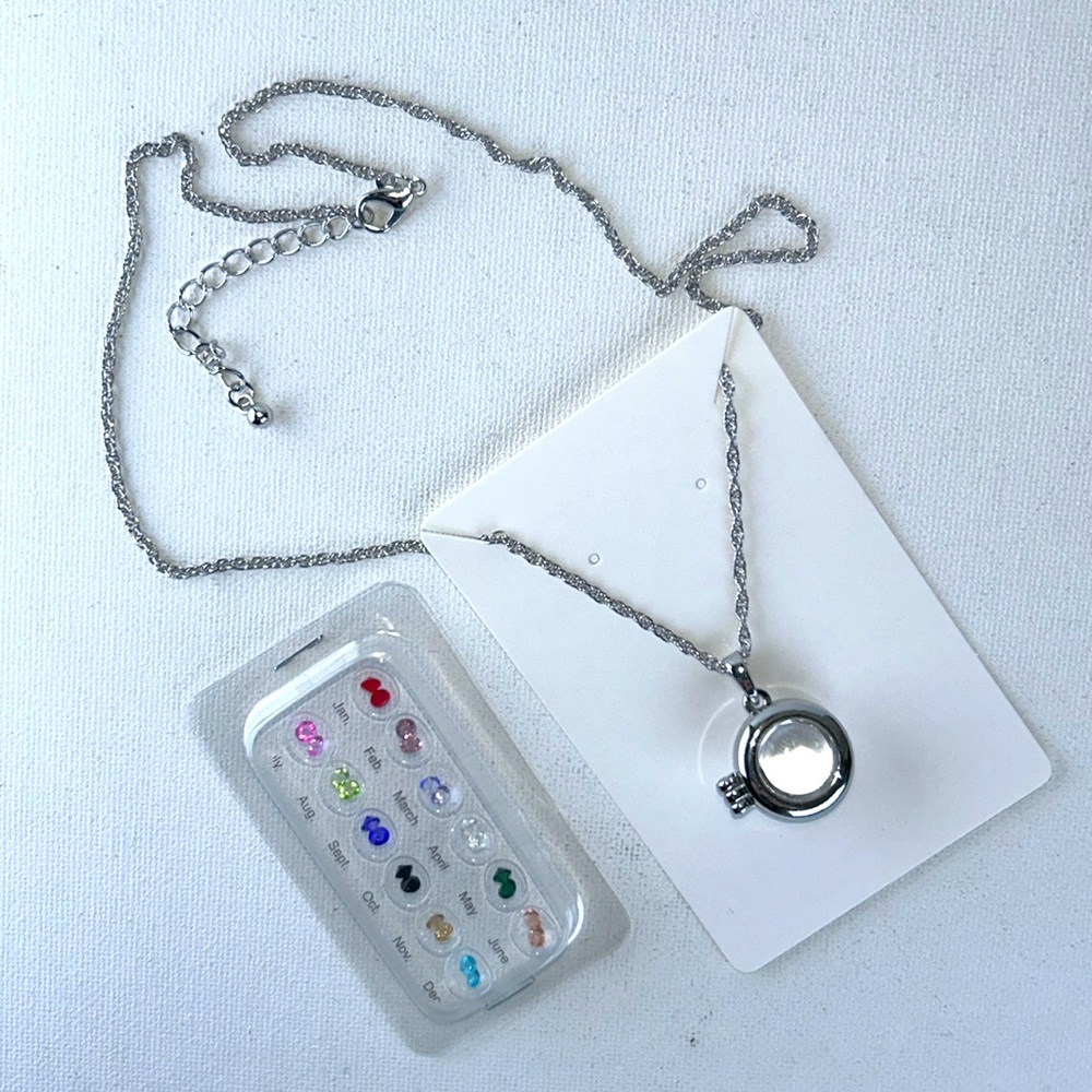 NWOT Porthole Locket Necklace With Family Birthstones Set For Customization Boho